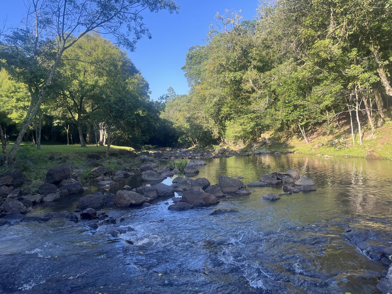 Poço do rio com pedras e céu azul